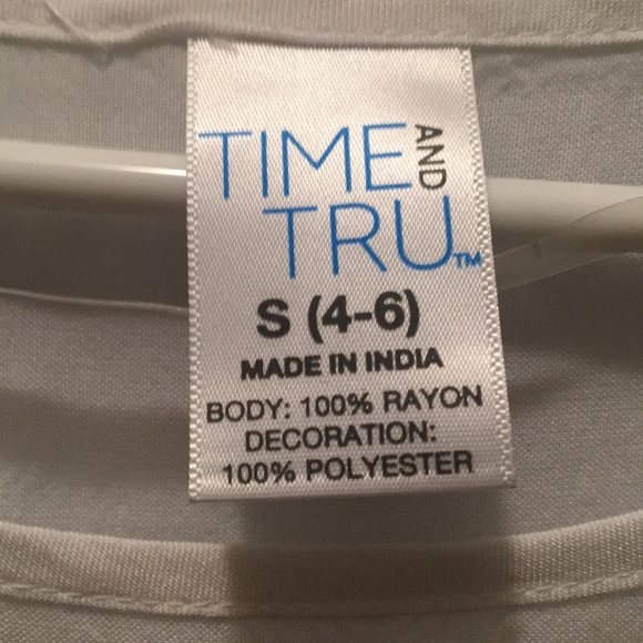 White embroidered top with scalloped bottom. - Picture 3 of 3